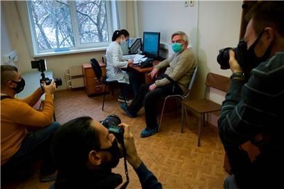 „Tut nicht weh, ist nicht schlimm“: Auch in Russland ist das Medieninteresse an der Impfung groß, die Skepsis allerdings ebenfalls
