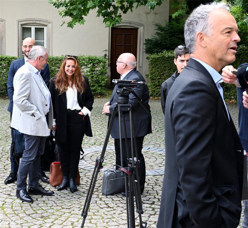 UEL-Präsident Michel Reckinger (r.) und die Gewerkschaftsvertreter David Angel (OGBL), Francis Lomel (LCGB), Nora Back (OGBL) und Patrick Dury (LCGB) am 9. Juli vor der Sozialrunde im Staatsministerium
