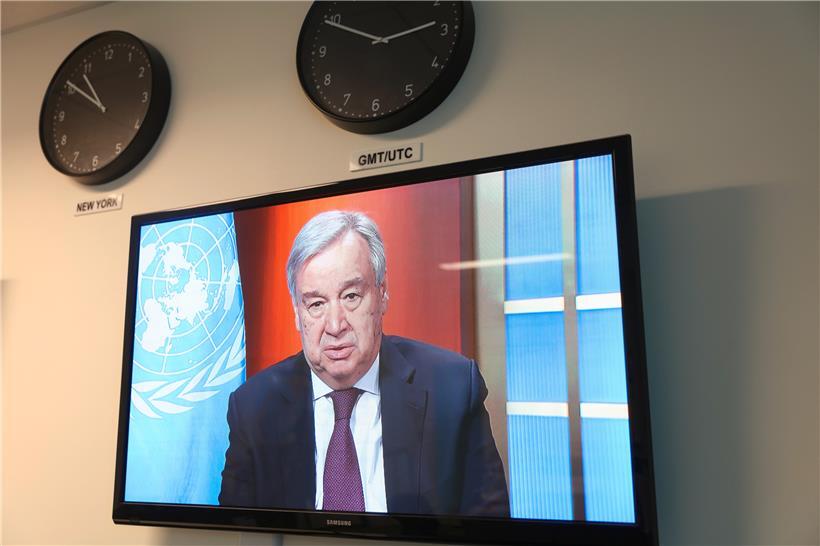 UN-Generalsekretär António Guterres bei einer Video-Telekonferenz zur Coronavirus-Pandemie. Die Vereinten Nationen brauchen im Kampf gegen das neue Coronavirus zwei Milliarden Dollar (1,85 Milliarden Euro) zur Unterstützung ärmerer Länder. 
