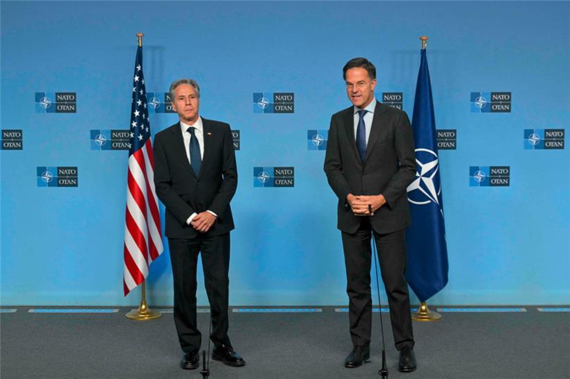 US-Außenminister Antony Blinken (l.) traf am Mittwoch NATO-Generalsekretär Mark Rutte, um über die weitere Hilfe für die Ukraine zu beraten

