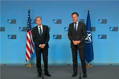 US-Außenminister Antony Blinken (l.) traf am Mittwoch NATO-Generalsekretär Mark Rutte, um über die weitere Hilfe für die Ukraine zu beraten
