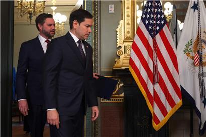 US-Außenminister Marco Rubio, dicht gefolgt vom neuen Vize-Präsidenten J.D. Vance
