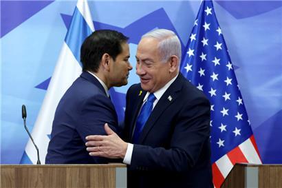 US-Außenminister Marco Rubio (l) und der israelische Ministerpräsident Benjamin Netanjahu schütteln sich die Hände
