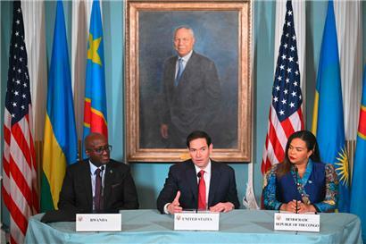 US-Außenminister Marco Rubio während einer Zeremonie zur Unterzeichnung eines Friedensabkommens zwischen der Außenministerin der Demokratischen Republik Kongo, Thérèse Kayikwamba Wagner, und dem ruandischen Außenminister Olivier Nduhungirehe in Washington 2025
