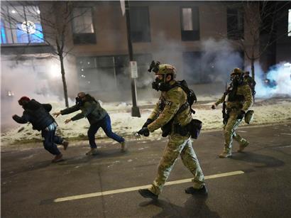 US-Bundesagenten setzen Tränengas gegen Demonstranten bei Lärmdemonstration gegen Einwanderungspolitik in Minneapolis ein