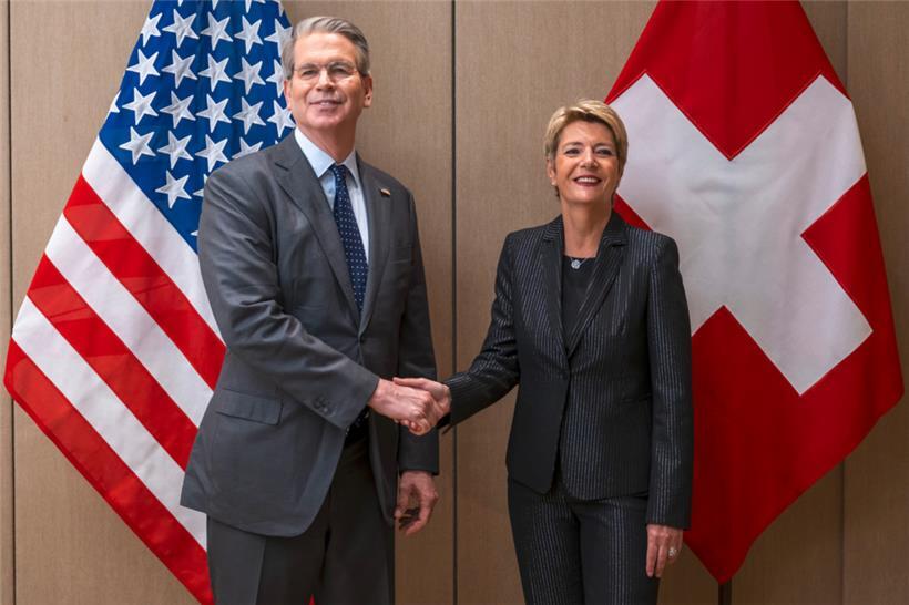 US-Finanzminister Scott Bessent reicht der Schweizer Bundespräsidentin Karin Keller-Sutter während eines bilateralen Treffens im Mai 2025 die Hand
