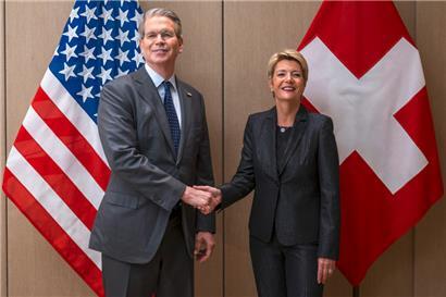 US-Finanzminister Scott Bessent reicht der Schweizer Bundespräsidentin Karin Keller-Sutter während eines bilateralen Treffens im Mai 2025 die Hand
