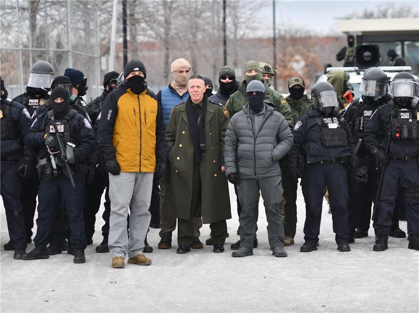 US-Grenzschutzkommandeur Gregory Bovino in langem Mantel bei martialischem Auftritt am Grenzposten