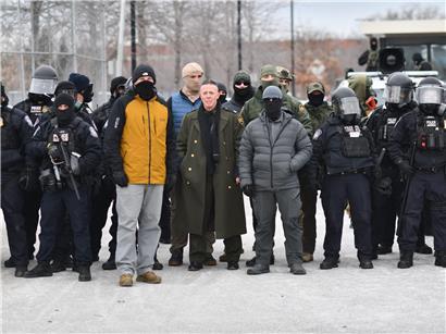 US-Grenzschutzkommandeur Gregory Bovino in langem Mantel bei martialischem Auftritt am Grenzposten