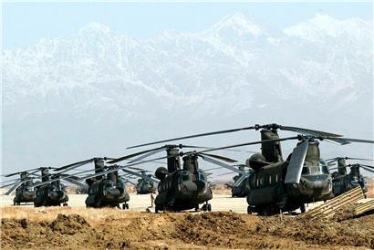 US-Hubschrauber im Jahr 2002 in Bagram: Auf dem Stützpunkt waren zeitweise bis zu 30.000 Soldaten stationiert
