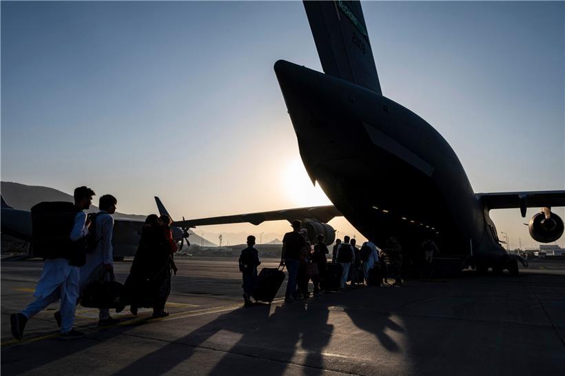 US-Luftwaffenangehörige führen afghanische Flüchtlinge am Kabuler Flughafen zu ihrem Evakuierungsflug
