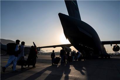 US-Luftwaffenangehörige führen afghanische Flüchtlinge am Kabuler Flughafen zu ihrem Evakuierungsflug
