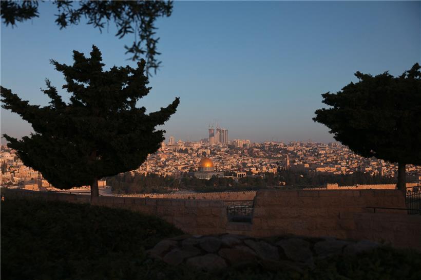 US-Medien zitierten Beamte mit der Aussage, Israel habe Vergeltungsschläge gegen seinen Erzrivalen Iran durchgeführt. Irans staatliche Medien berichteten am 19. April über Explosionen in der zentralen Provinz Isfahan.

