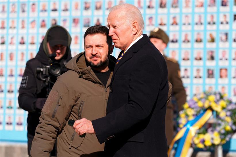 US-Präsident Biden (r.) wird vom ukrainischen Präsidenten Selenskyj (l.) beim Besuch in Kiew begrüßt
