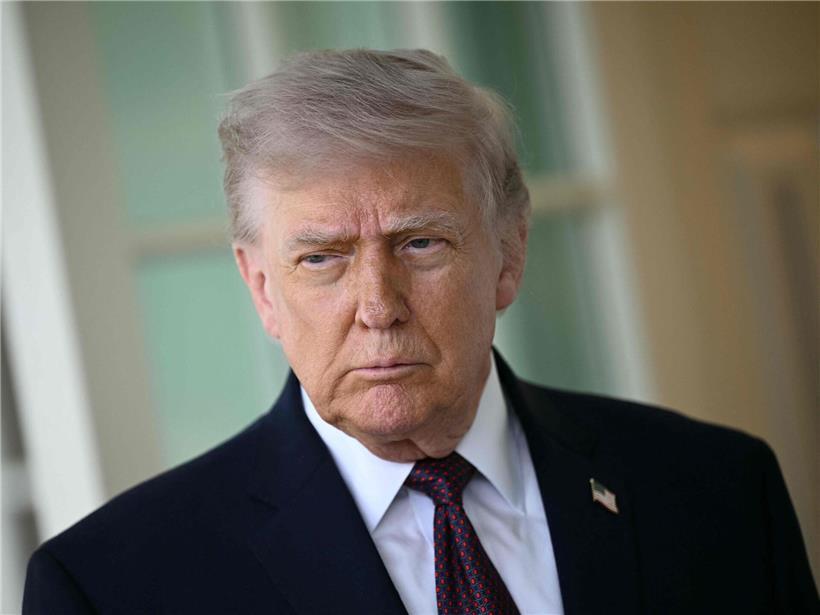 US-Präsident Donald Trump bei einer Rede vor amerikanischer Flagge, politisches Porträt und öffentliche Ansprache