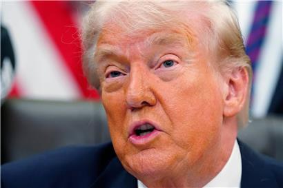 US-Präsident Donald Trump bei einer öffentlichen Rede vor amerikanischer Flagge