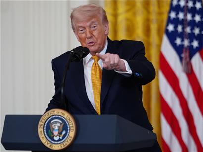 US-Präsident Donald Trump spricht am Rednerpult bei einer politischen Veranstaltung