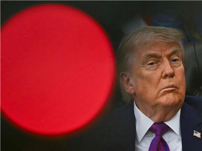 US-Präsident Donald Trump bei einer öffentlichen Rede vor amerikanischer Flagge