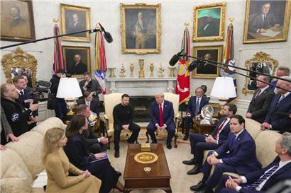 US-Präsident Donald Trump (Mitte r) trifft den ukrainischen Präsidenten Wolodymyr Selenskyj (Mitte l) im Beisein von US-Außenminister Marco Rubio (r) und US-Vizepräsident JD Vance (2.v.r) im Oval Office des Weißen Hauses
