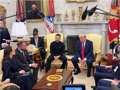 US-Präsident Donald Trump (Mitte r) trifft den ukrainischen Präsidenten Wolodymyr Selenskyj (Mitte l) im Oval Office des Weißen Hauses
