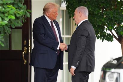 US-Präsident Donald Trump begrüßt den israelischen Ministerpräsidenten Benjamin Netanjahu im Westflügel des Weißen Hauses
