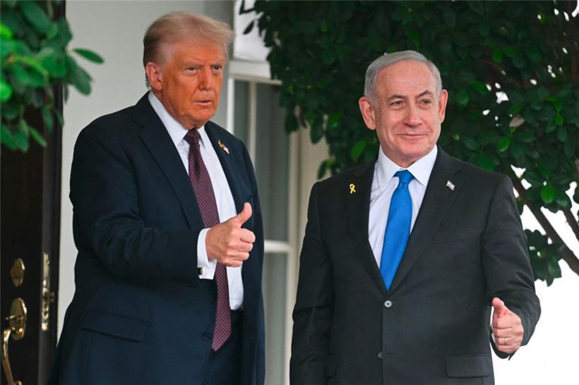 US-Präsident Donald Trump begrüßt den israelischen Premierminister Benjamin Netanjahu bei dessen Ankunft im Westflügel des Weißen Hauses in Washington, D.C., am 29. September 2025. US-Präsident Donald Trump will den israelischen Premierminister Benjamin Netanjahu am Montag bei entscheidenden Gesprächen im Weißen Haus dazu drängen, einem schwer greifbaren Friedensplan für Gaza zuzustimmen
