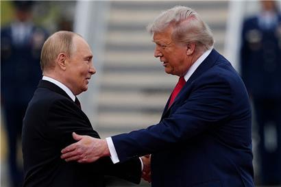 US-Präsident Donald Trump begrüßt den russischen Präsidenten Wladimir Putin auf der Joint Base Elmendorf-Richardson
