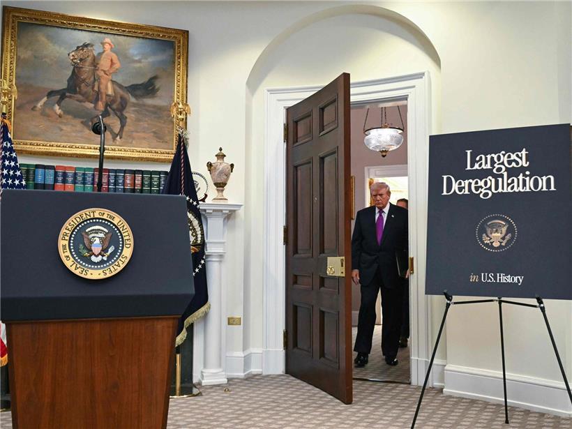 US-Präsident Donald Trump spricht über günstigere und bessere Starts amerikanischer Autos bei einer Rede