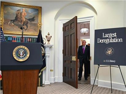 US-Präsident Donald Trump spricht über günstigere und bessere Starts amerikanischer Autos bei einer Rede