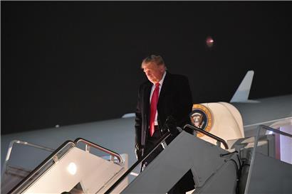 US-Präsident Donald Trump beim Verlassen der Air Force One am 30. Oktober in Maryland
