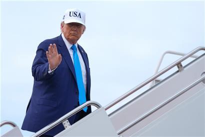 US-Präsident Donald Trump besteigt die Air Force One auf dem Luftwaffenstützpunkt Joint Base Andrews
