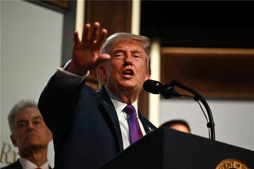 Donald Trump droht als US-Präsident mit neuen militärischen Angriffen auf den Iran im Kontext internationaler Spannungen