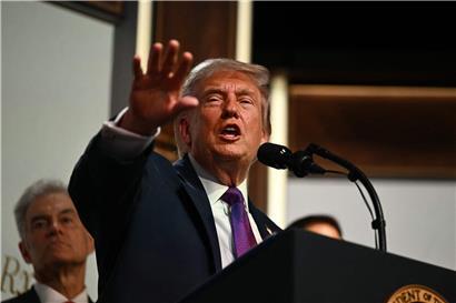 Donald Trump droht als US-Präsident mit neuen militärischen Angriffen auf den Iran im Kontext internationaler Spannungen