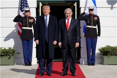 US-Präsident Donald Trump empfängt den israelischen Ministerpräsidenten Benjamin Netanjahu im Weißen Haus. Trump will Israels Spitzenpolitikern heute die Grundzüge seines Nahost-Plans vorstellen.
