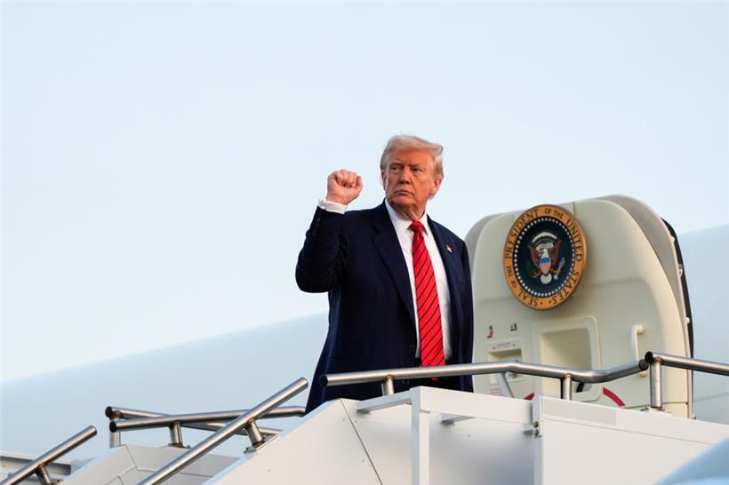 US-Präsident Donald Trump gestikuliert, während er am Lehigh Valley International Airport an Bord der Air Force One geht
