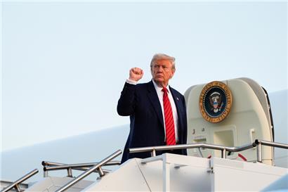 US-Präsident Donald Trump gestikuliert, während er am Lehigh Valley International Airport an Bord der Air Force One geht
