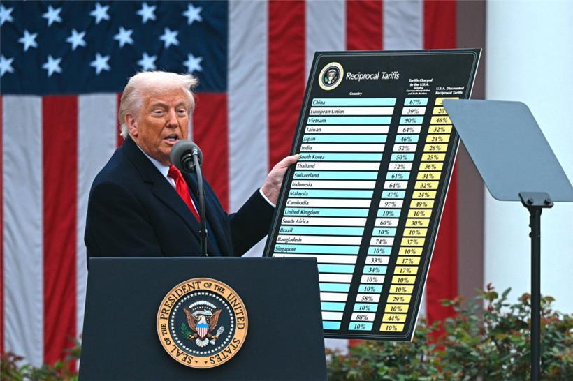 US-Präsident Donald Trump hält am „Liberation Day“ eine Tabelle mit Zollankündigungen in der Hand
