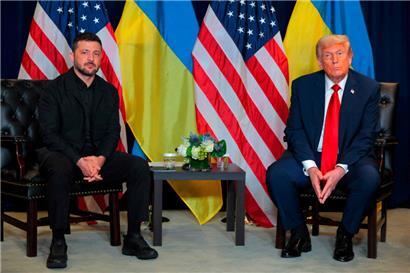 US-Präsident Donald Trump hat eine Kehrtwende hingelegt und scheint jetzt wieder den ukrainischen Präsidenten Wolodymyr Selenskyj zu unterstützen. Mal abwarten …
