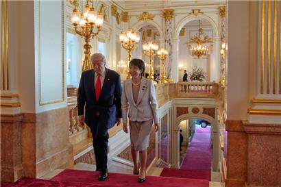 US-Präsident Donald Trump kommt zusammen mit Japans Premierministerin Sanae Takaichi im Akasaka-Palast in Tokio
