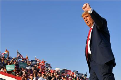 US-Präsident Donald Trump kritisierte den Regierungswissenschaftler Anthony Fauci in einem Gespräch mit Mitarbeitern seiner Kampagne
