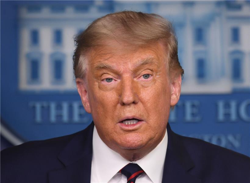 US-Präsident Donald Trump kündigt während einer Pressekonferenz am 23. August 2020 eine Notzulassung von Blutplasma von genesenen Coronavirus-Patienten als Behandlung gegen die Krankheit an
