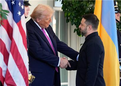 US-Präsident Donald Trump (l.) begrüsst den ukrainischen Präsidenten Wolodymyr Selenskyj vor dem Weißen Haus
