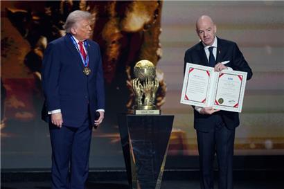 US-Präsident Donald Trump (l) erhält den FIFA-Friedenspreis von FIFA-Präsident Gianni Infantino
