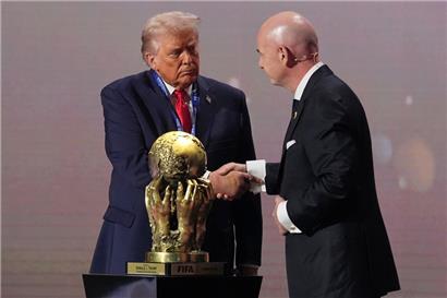 US-Präsident Donald Trump (l) erhält den FIFA-Friedenspreis von FIFA-Präsident Gianni Infantino
