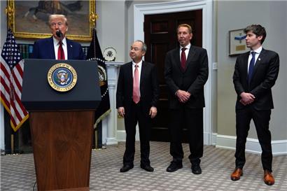 US-Präsident Donald Trump (l.) spricht, während Masayoshi Son, CEO der SoftBank Group, Larry Ellison, Vorsitzender der Oracle Corporation und Chief Technology Officer, und Sam Altman, CEO von OpenAI, im Roosevelt Room im Weißen Haus zuhören
