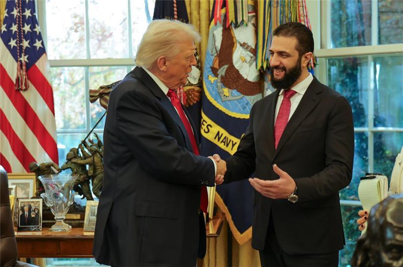 US-Präsident Donald Trump (l) und Ahmed al-Scharaa, Übergangspräsident von Syrien, im Weißen Haus in Washington
