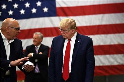 US-Präsident Donald Trump macht weiter Druck und will nun ein Expertengremium auflösen, obwohl die Pandemie nicht unter Kontrolle ist
