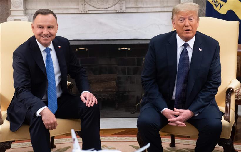 US-Präsident Donald Trump machte einst bei einem Treffen mit dem russischen Präsidenten Wladimir Putin deutlich, dessen Aussagen mehr Vertrauen entgegenzubringen als den eigenen US-Geheimdiensten. Das schreckt jedoch den polnischen Präsidenten Andrzej Duda nicht ab.
