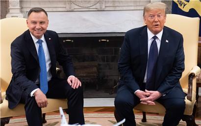 US-Präsident Donald Trump machte einst bei einem Treffen mit dem russischen Präsidenten Wladimir Putin deutlich, dessen Aussagen mehr Vertrauen entgegenzubringen als den eigenen US-Geheimdiensten. Das schreckt jedoch den polnischen Präsidenten Andrzej Duda nicht ab.
