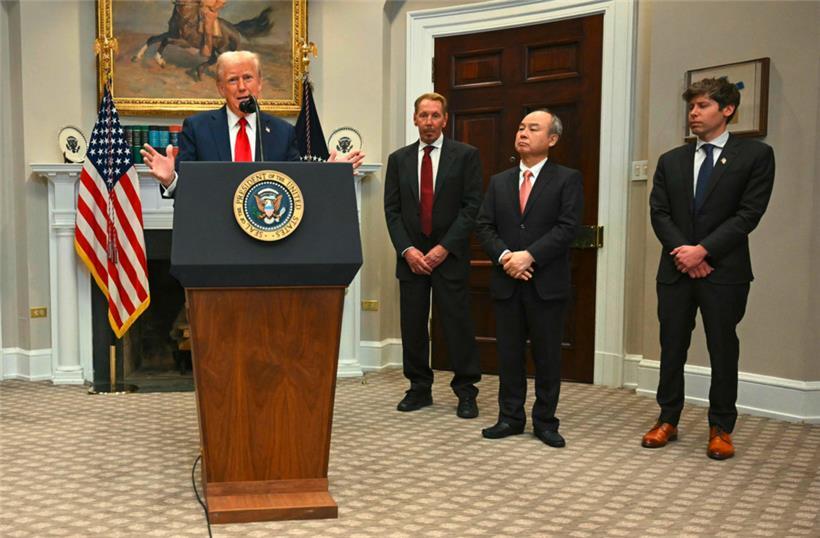 US-Präsident Donald Trump mit dem Vorsitzenden der SoftBank Group, Masayoshi Son (2.v.r.), Oracle-Chef Larry Ellison (2.v.l.)und OpenAI-Chef Sam Altman (r.) bei der Vorstellung von „Stargate“
